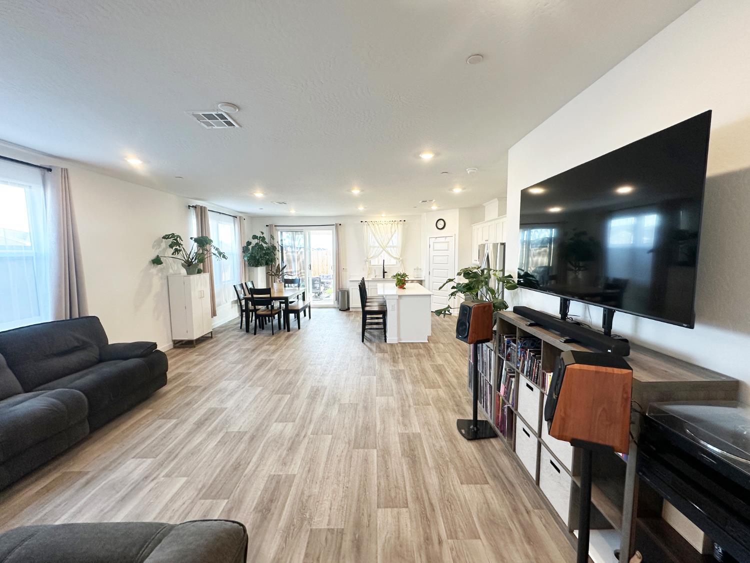 1757 Klamath Rd S, Madera, CA 93636