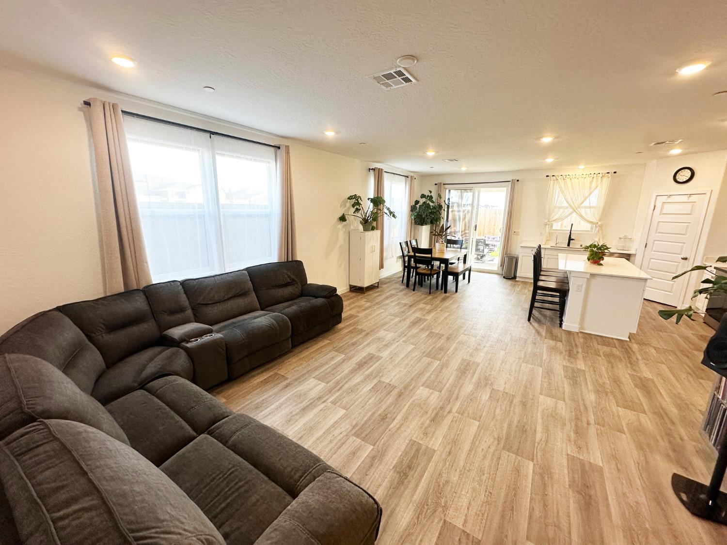 1757 Klamath Rd S, Madera, CA 93636