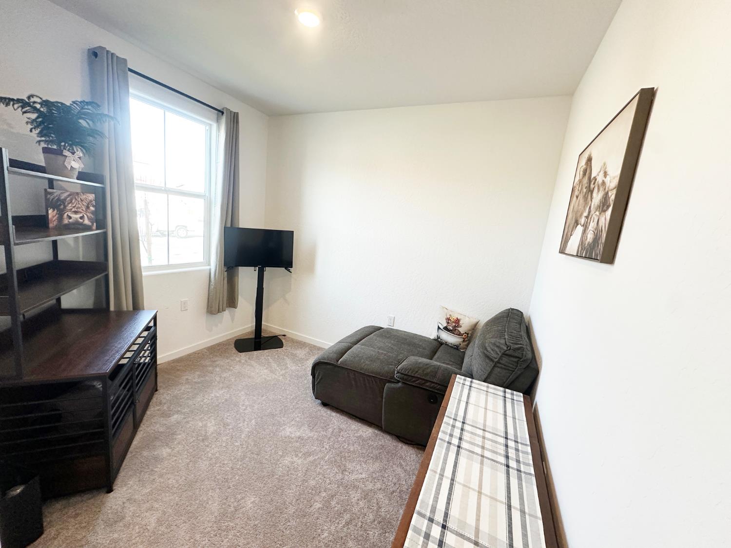 1757 Klamath Rd S, Madera, CA 93636