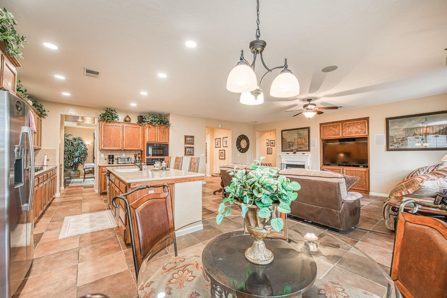 5571 E Lorena Ave, Fresno, CA 93727