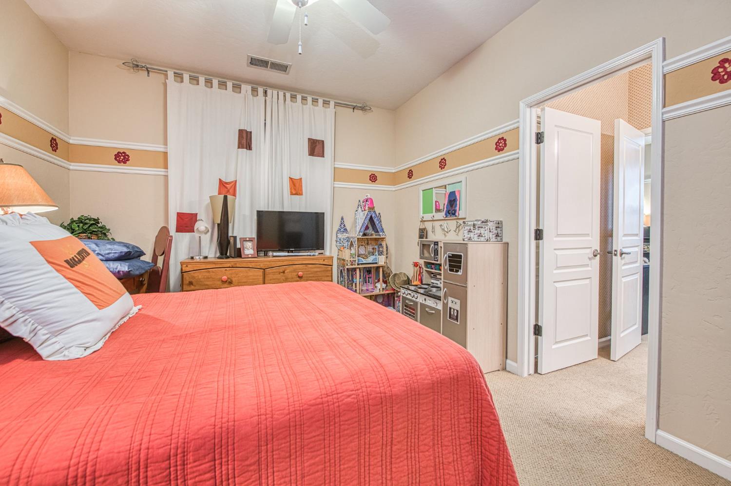 5571 E Lorena Ave, Fresno, CA 93727