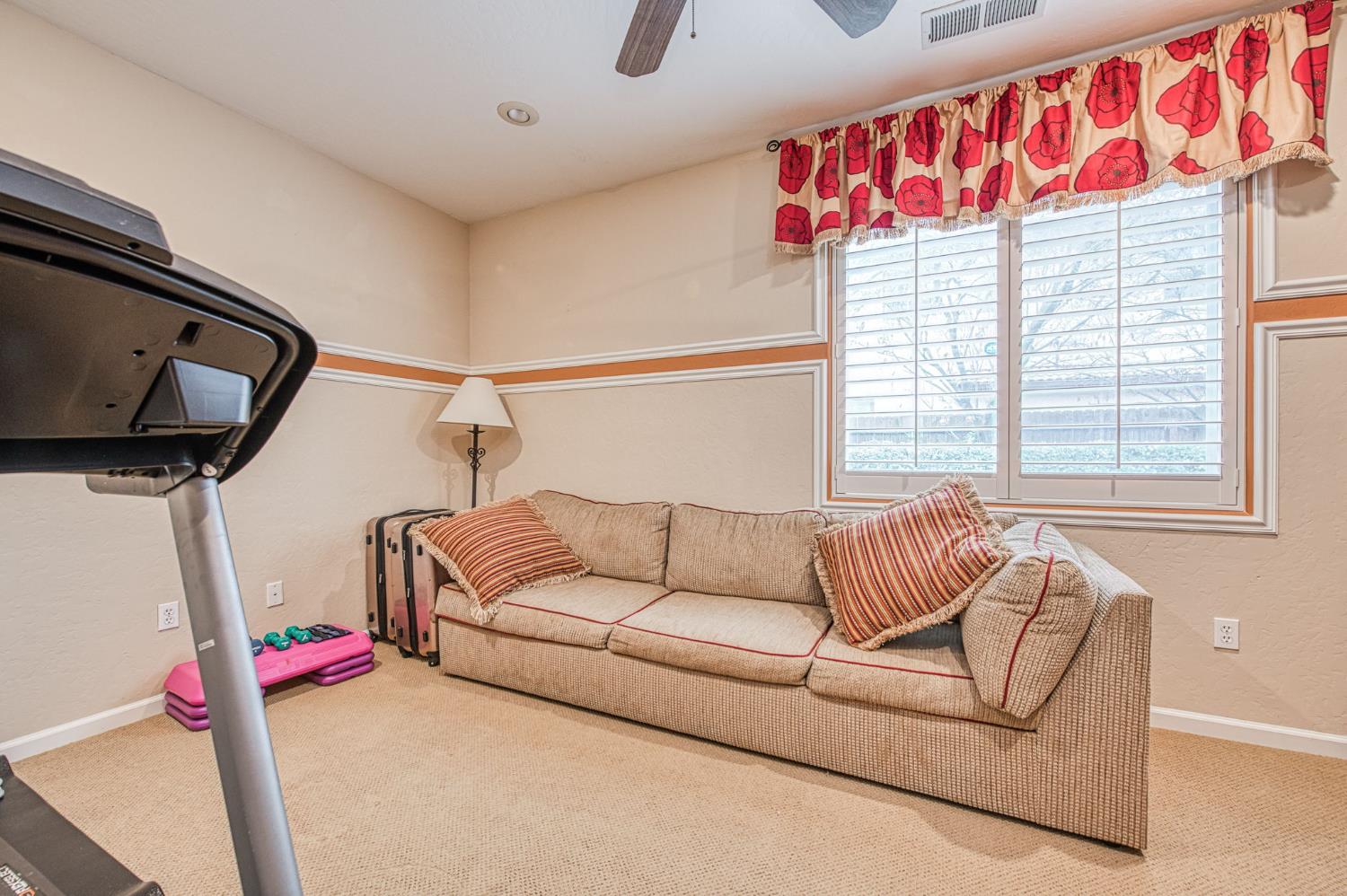 5571 E Lorena Ave, Fresno, CA 93727