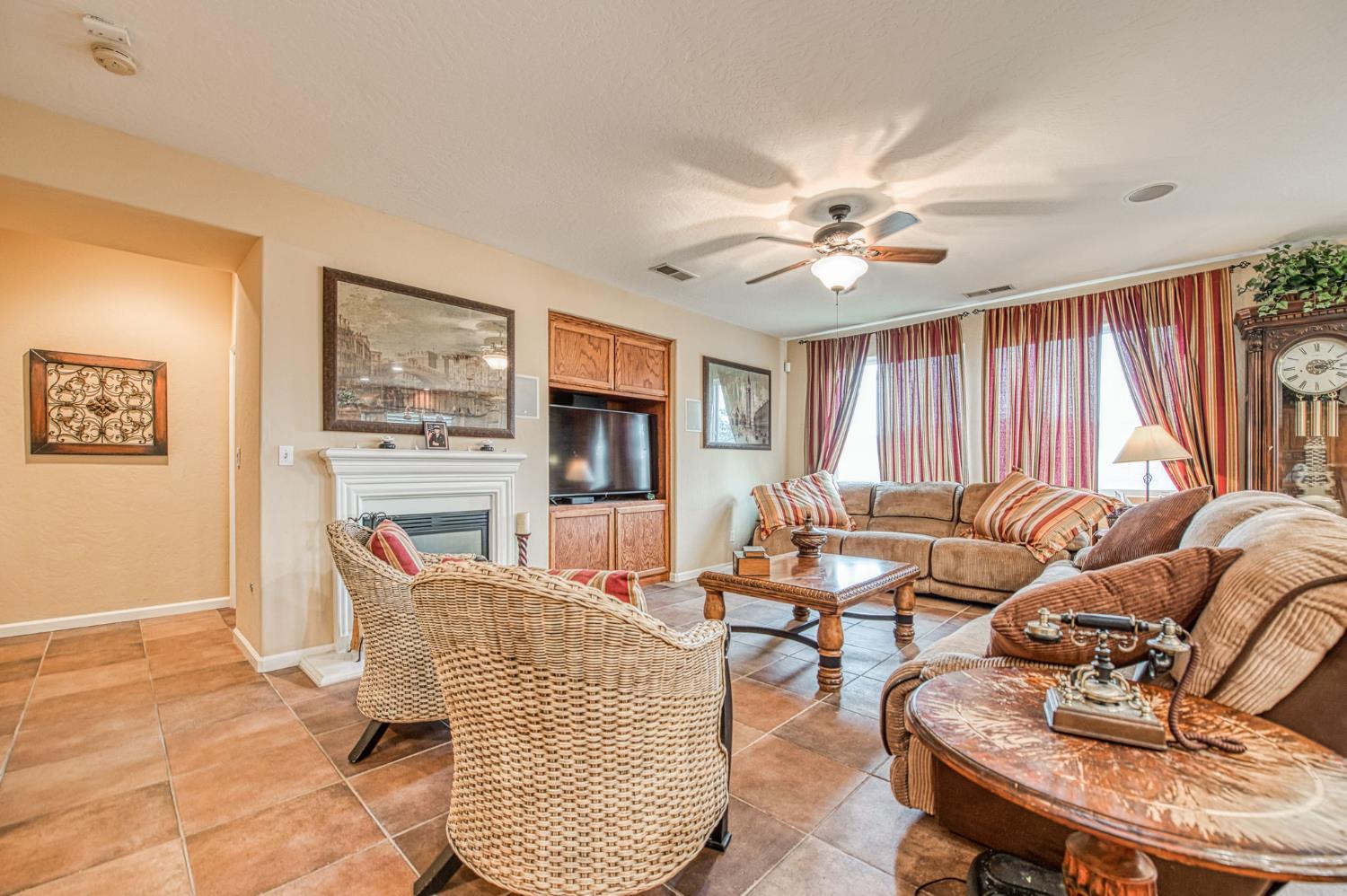 5571 E Lorena Ave, Fresno, CA 93727