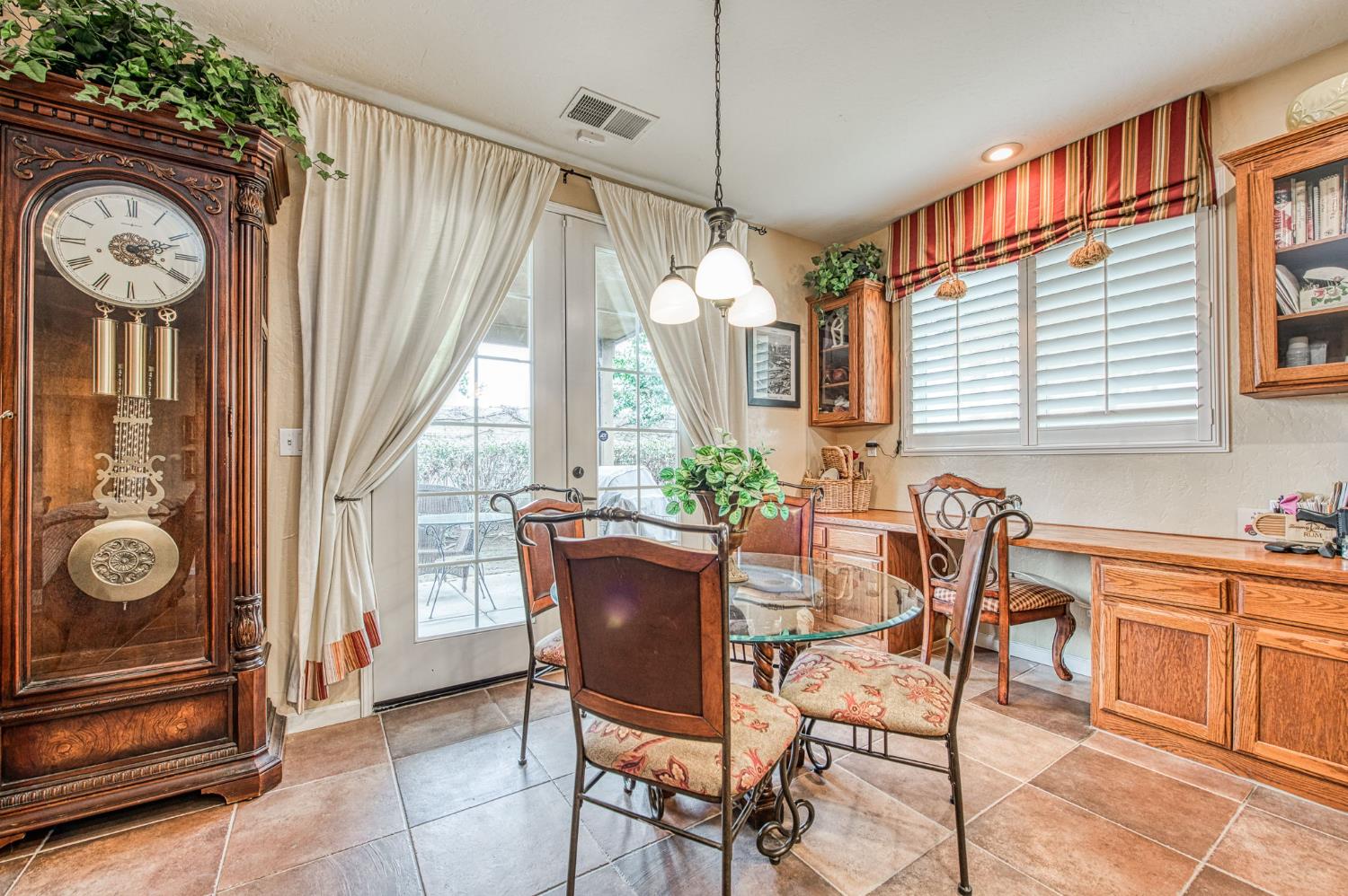 5571 E Lorena Ave, Fresno, CA 93727