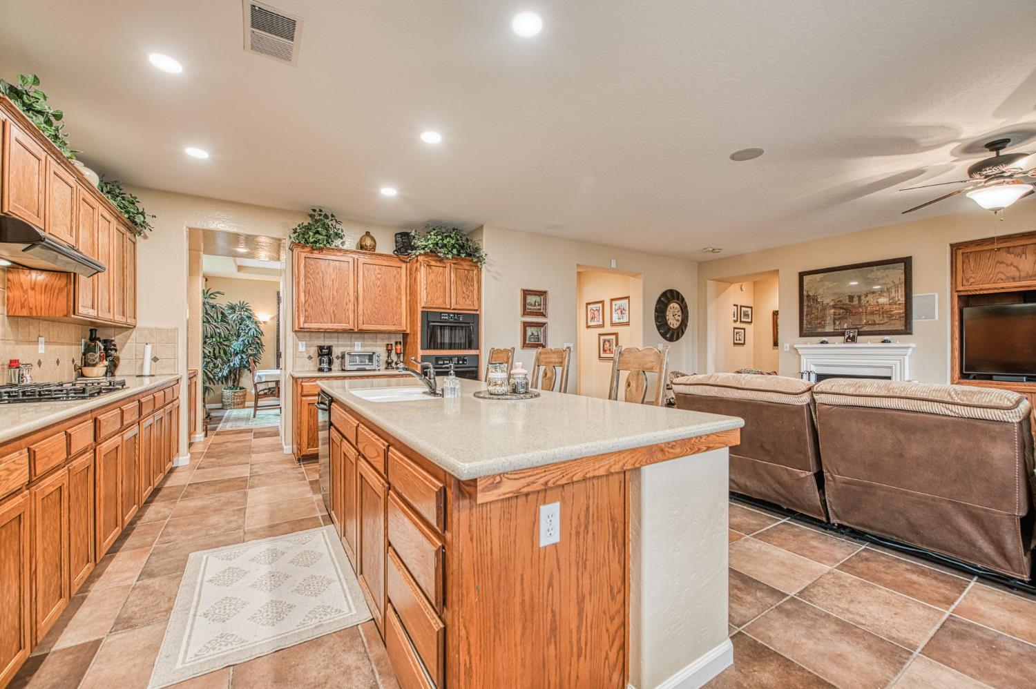 5571 E Lorena Ave, Fresno, CA 93727