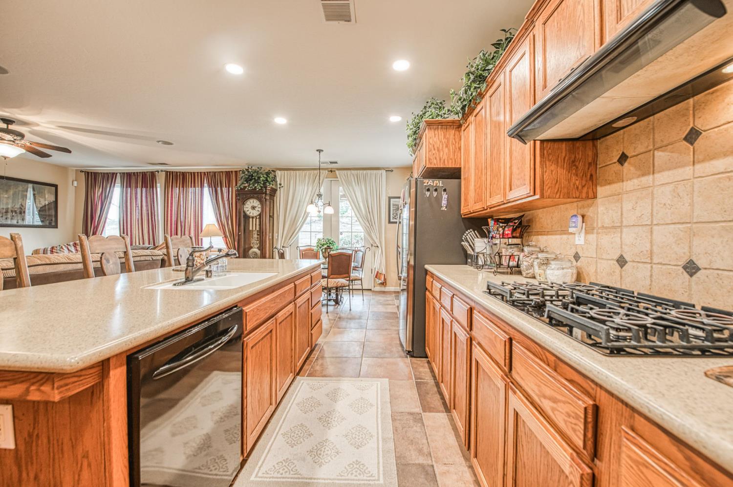 5571 E Lorena Ave, Fresno, CA 93727