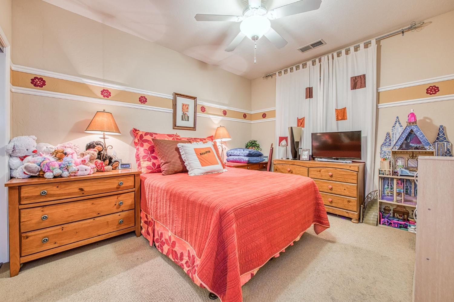 5571 E Lorena Ave, Fresno, CA 93727