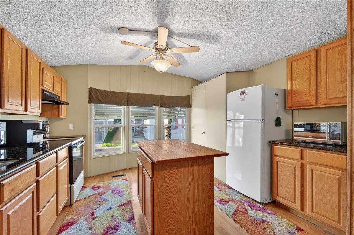 1001 Sylmar Ave #216, Clovis, CA 96612