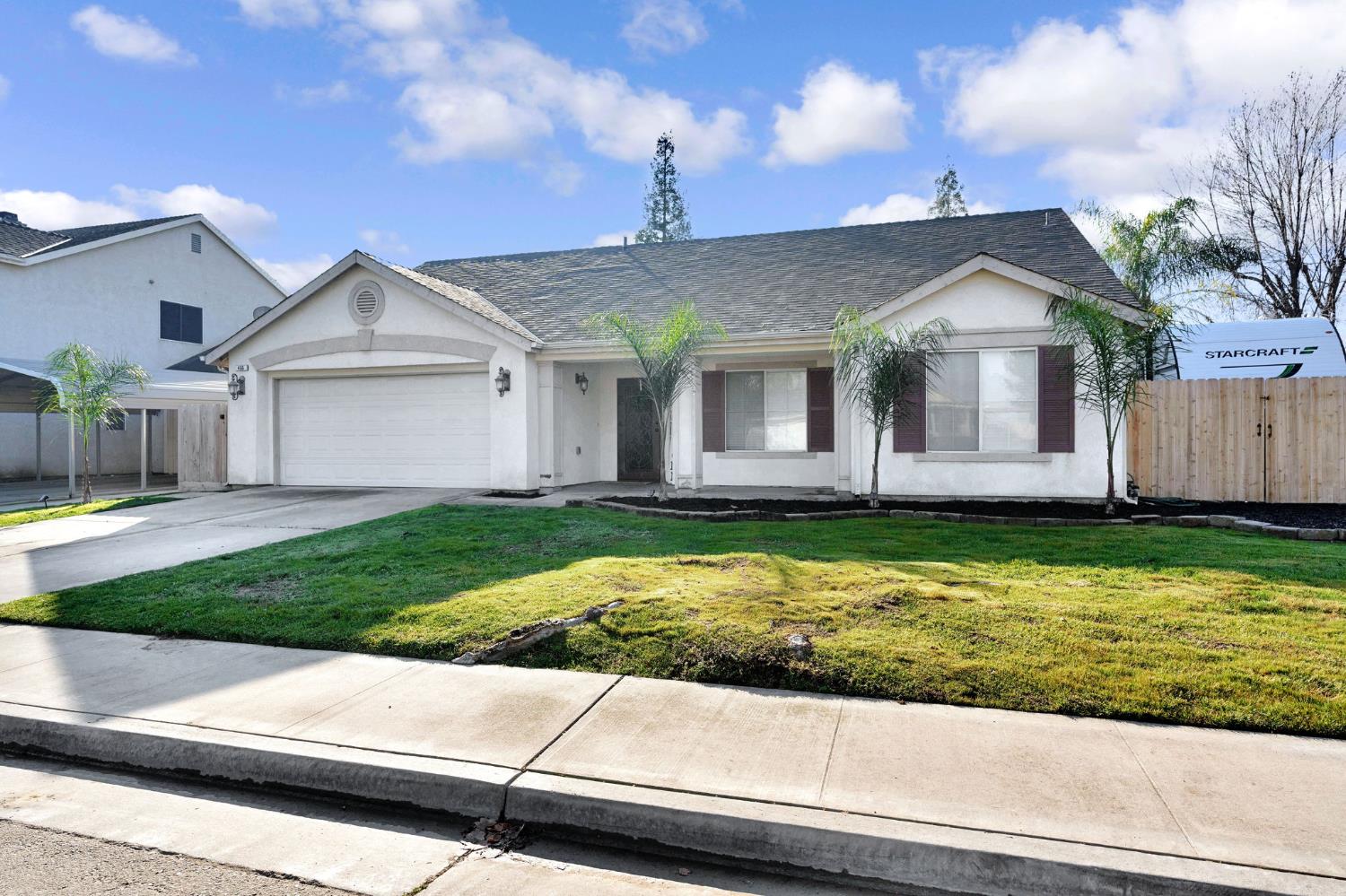 466 W Meadow Ln, Kingsburg, CA 93631