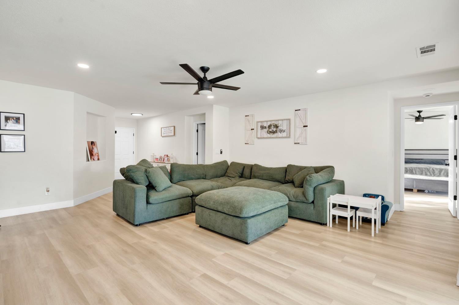 466 W Meadow Ln, Kingsburg, CA 93631