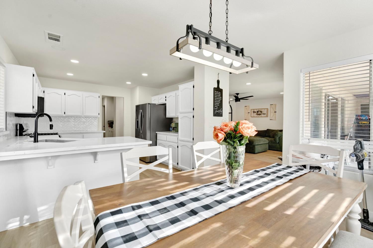 466 W Meadow Ln, Kingsburg, CA 93631