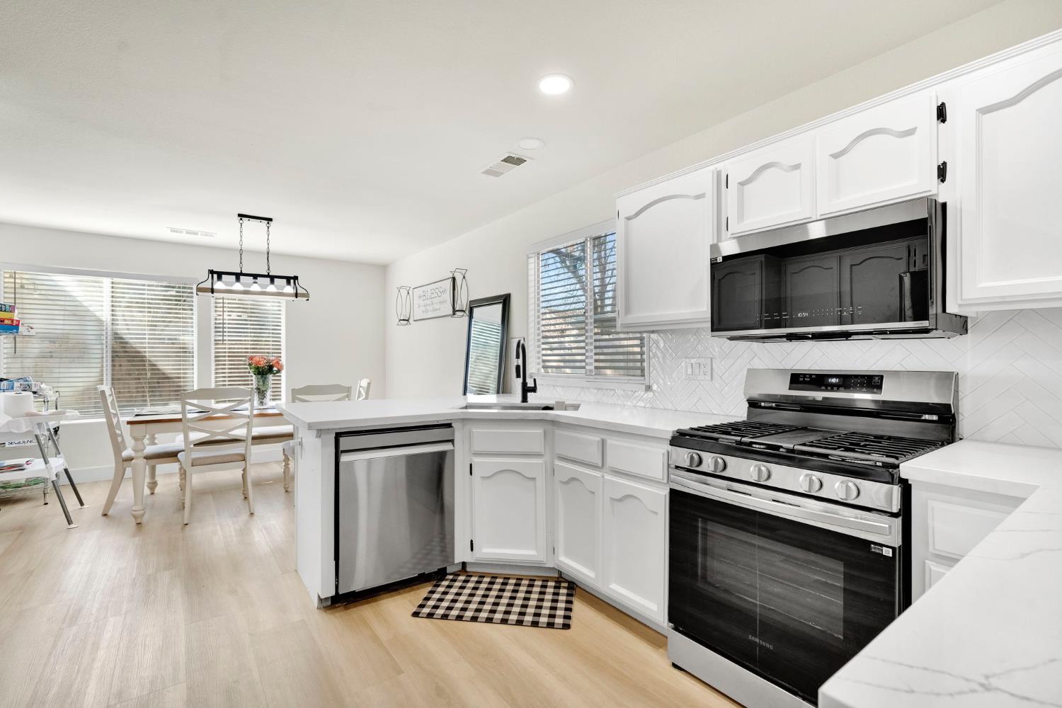 466 W Meadow Ln, Kingsburg, CA 93631