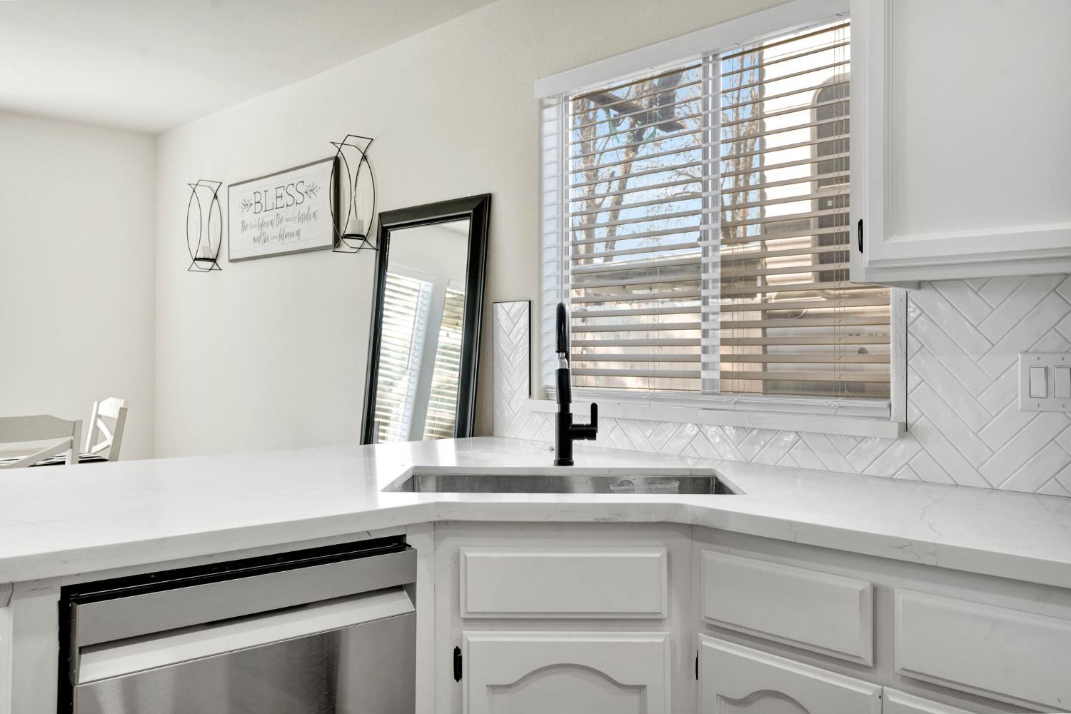 466 W Meadow Ln, Kingsburg, CA 93631