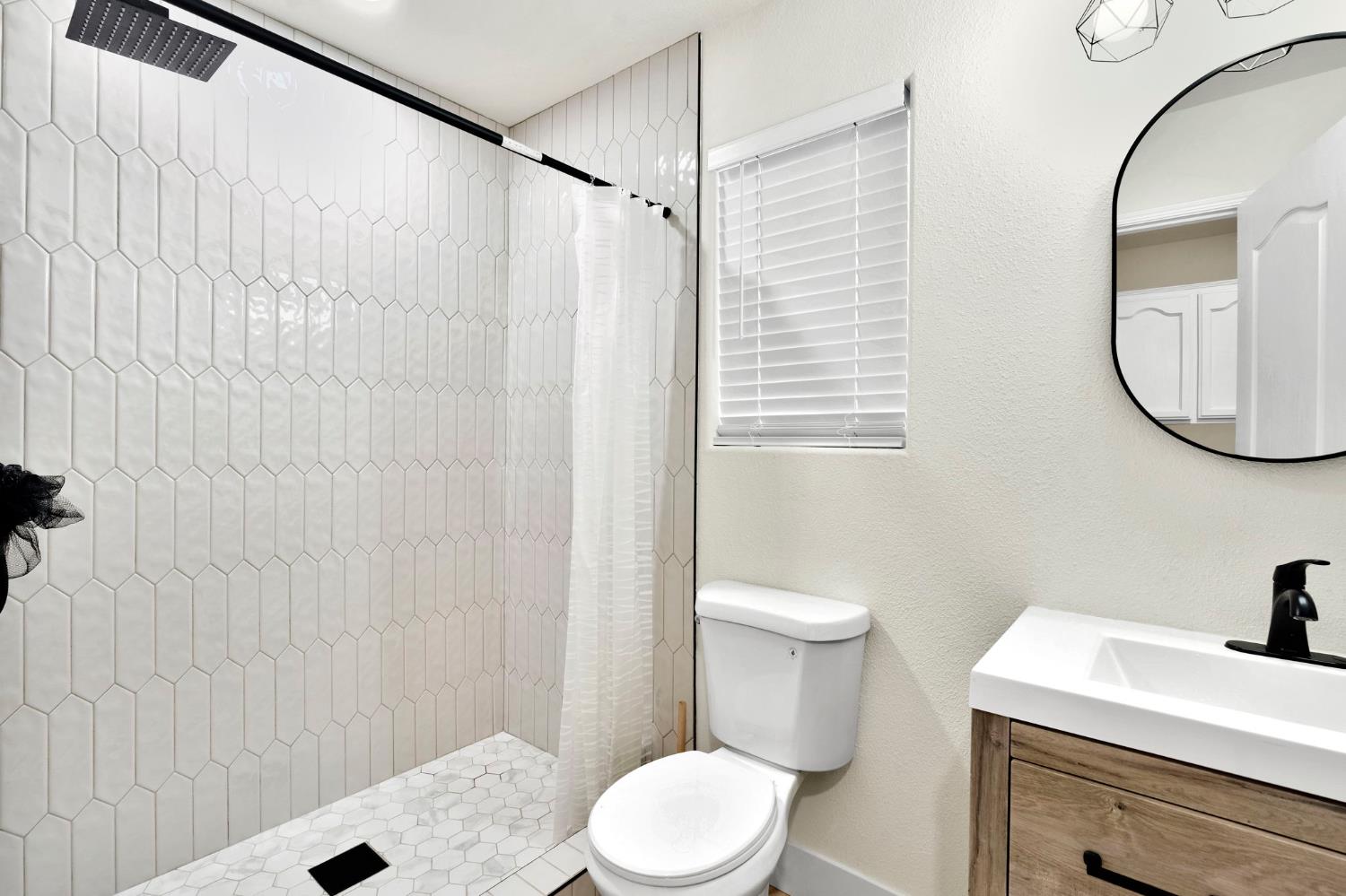 466 W Meadow Ln, Kingsburg, CA 93631