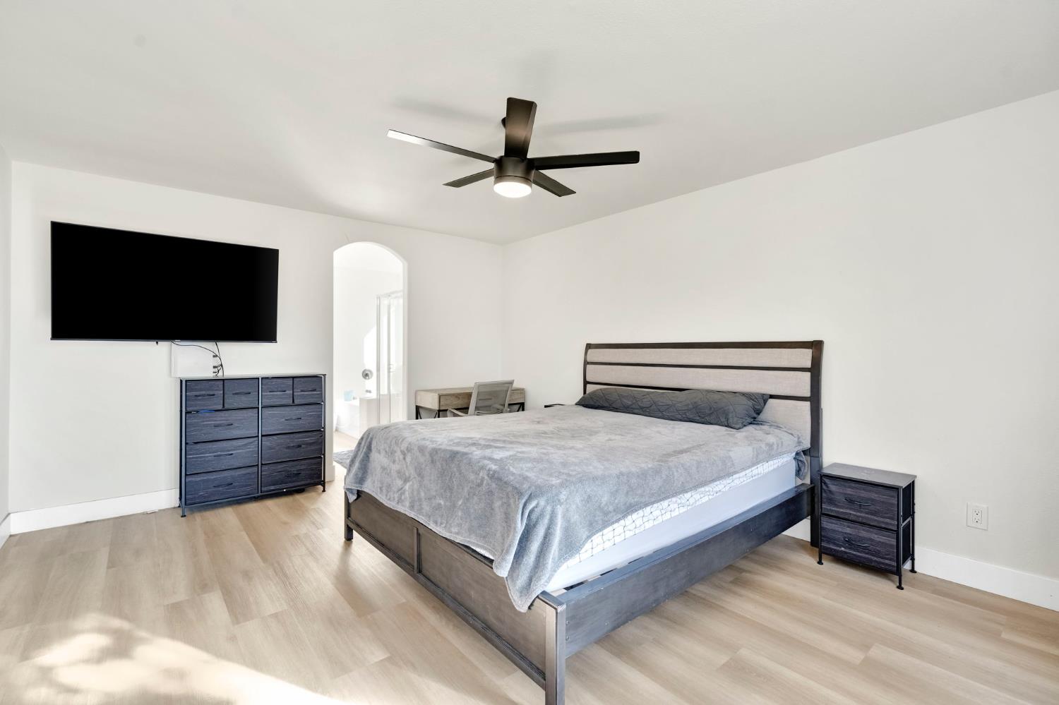 466 W Meadow Ln, Kingsburg, CA 93631