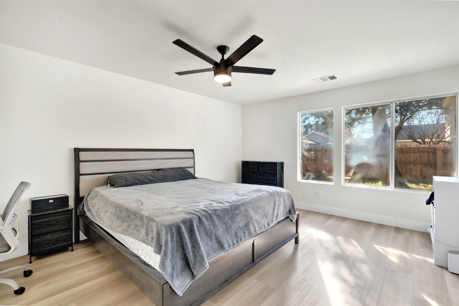 466 W Meadow Ln, Kingsburg, CA 93631