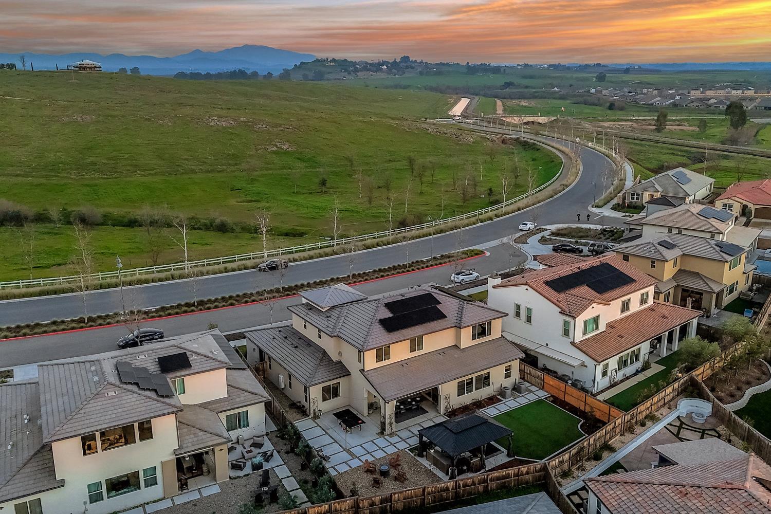 1048 Treasure Hills Dr, Madera, CA 93636