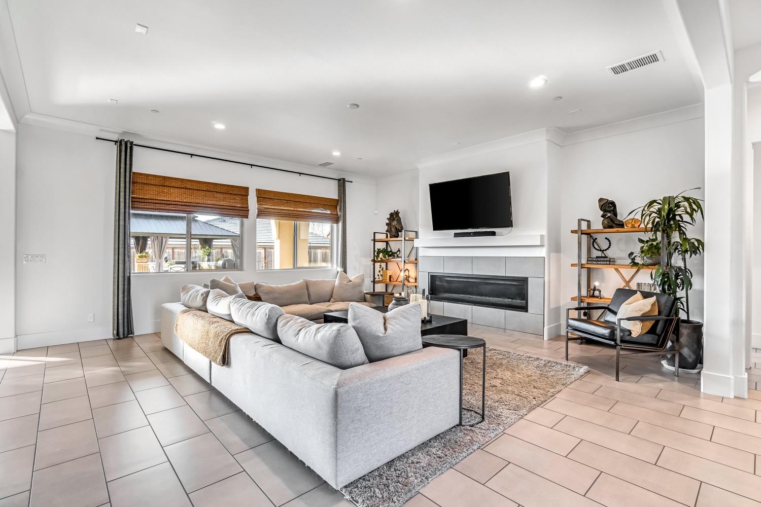 1048 Treasure Hills Dr, Madera, CA 93636