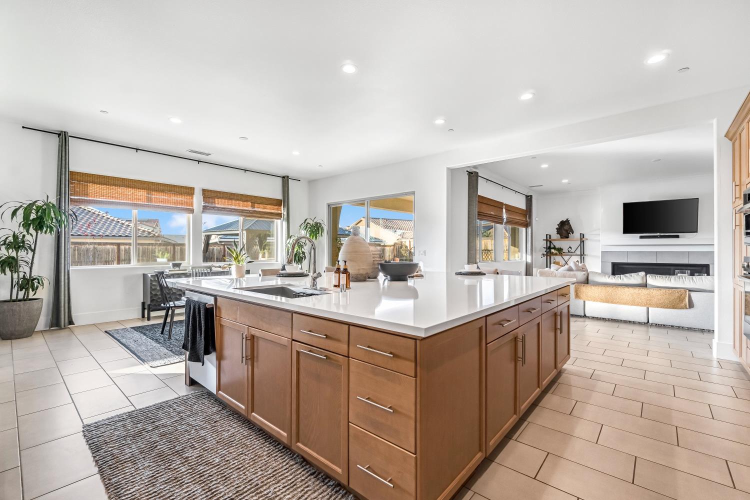 1048 Treasure Hills Dr, Madera, CA 93636