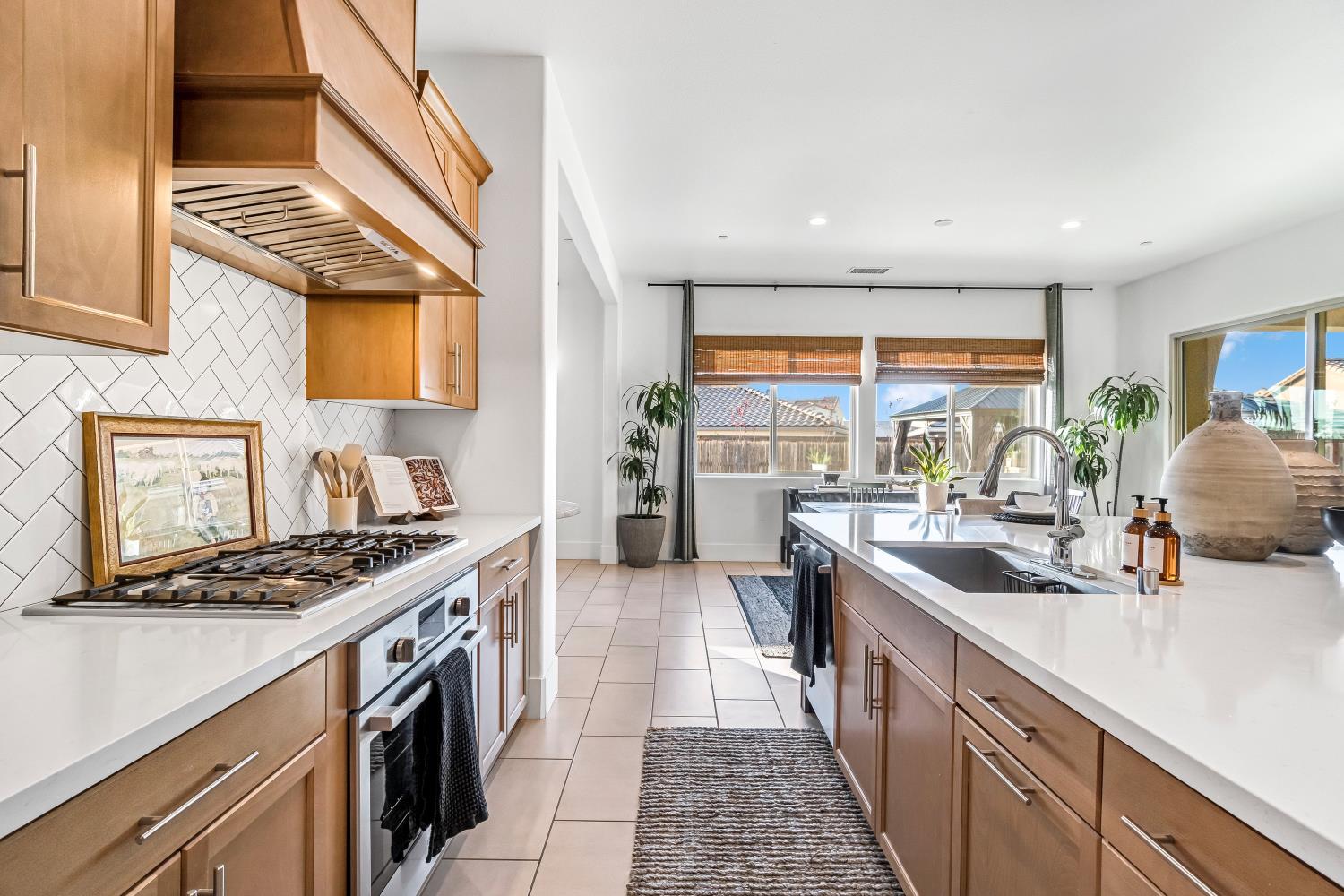 1048 Treasure Hills Dr, Madera, CA 93636