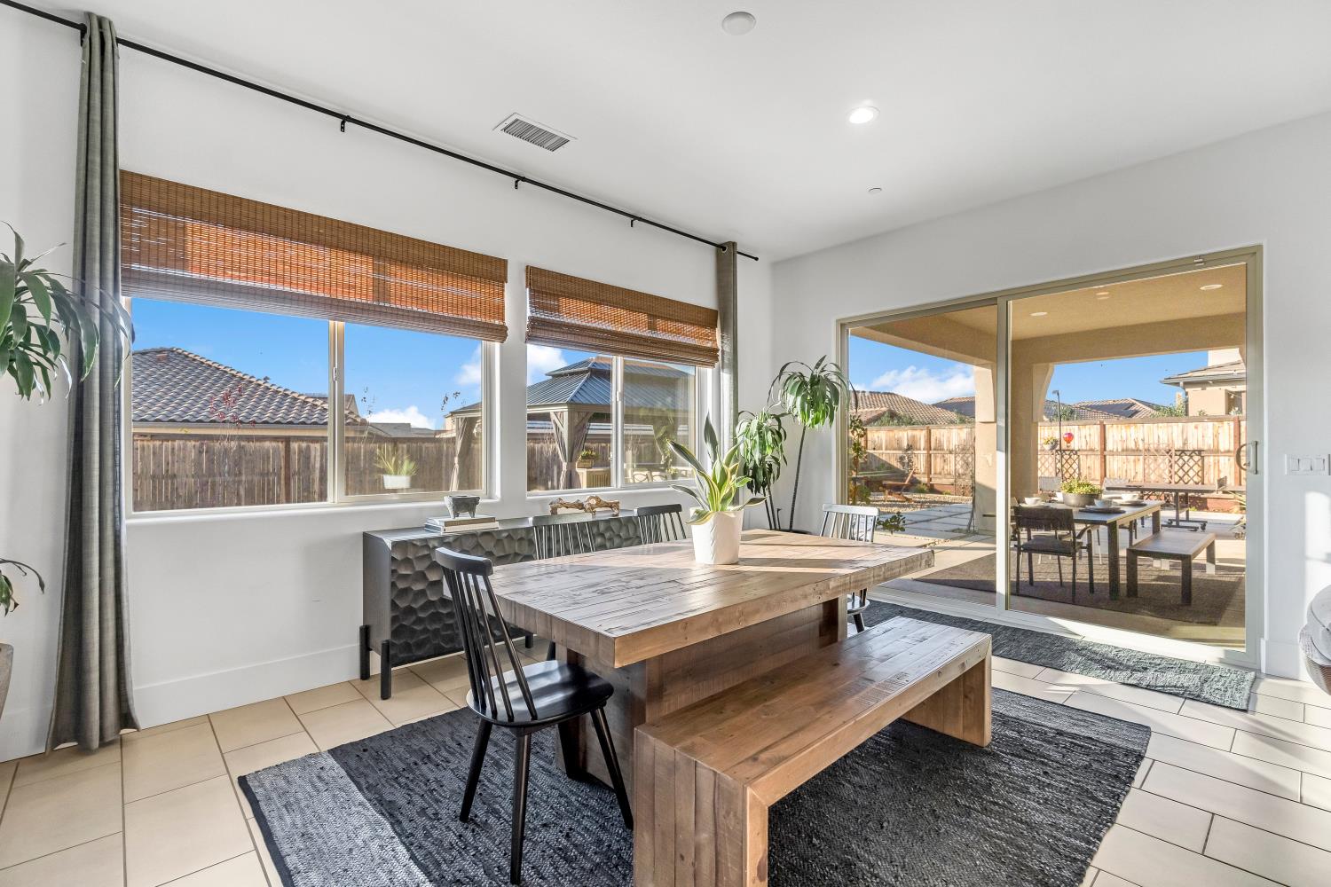 1048 Treasure Hills Dr, Madera, CA 93636