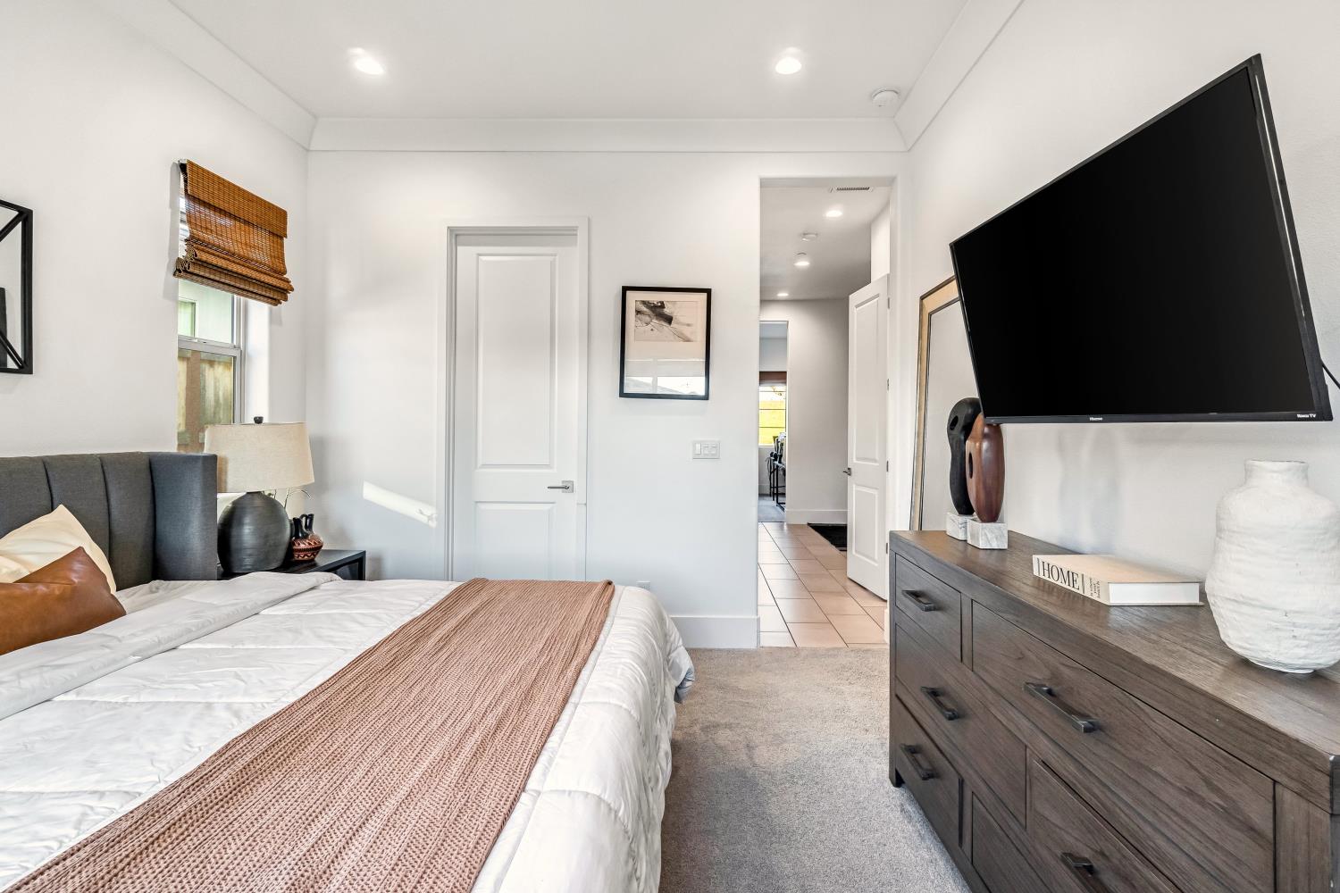 1048 Treasure Hills Dr, Madera, CA 93636