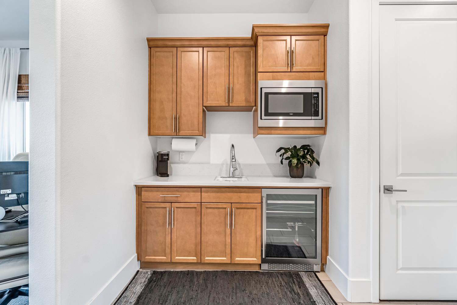 1048 Treasure Hills Dr, Madera, CA 93636