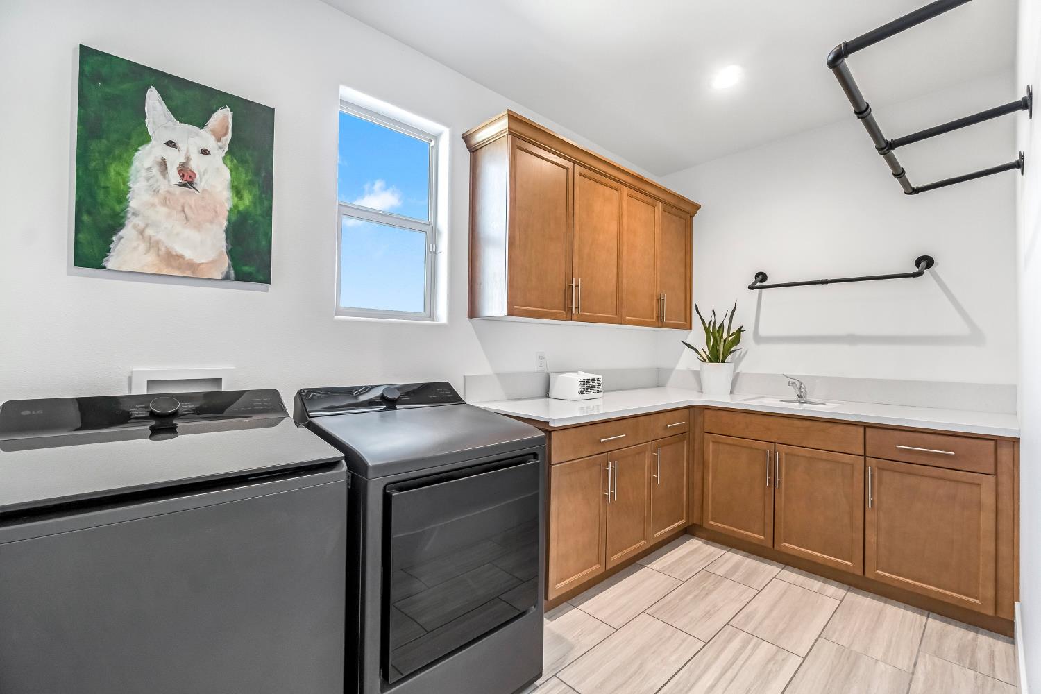 1048 Treasure Hills Dr, Madera, CA 93636