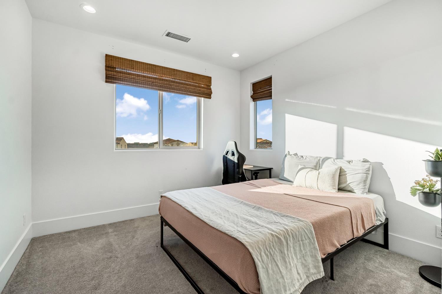 1048 Treasure Hills Dr, Madera, CA 93636