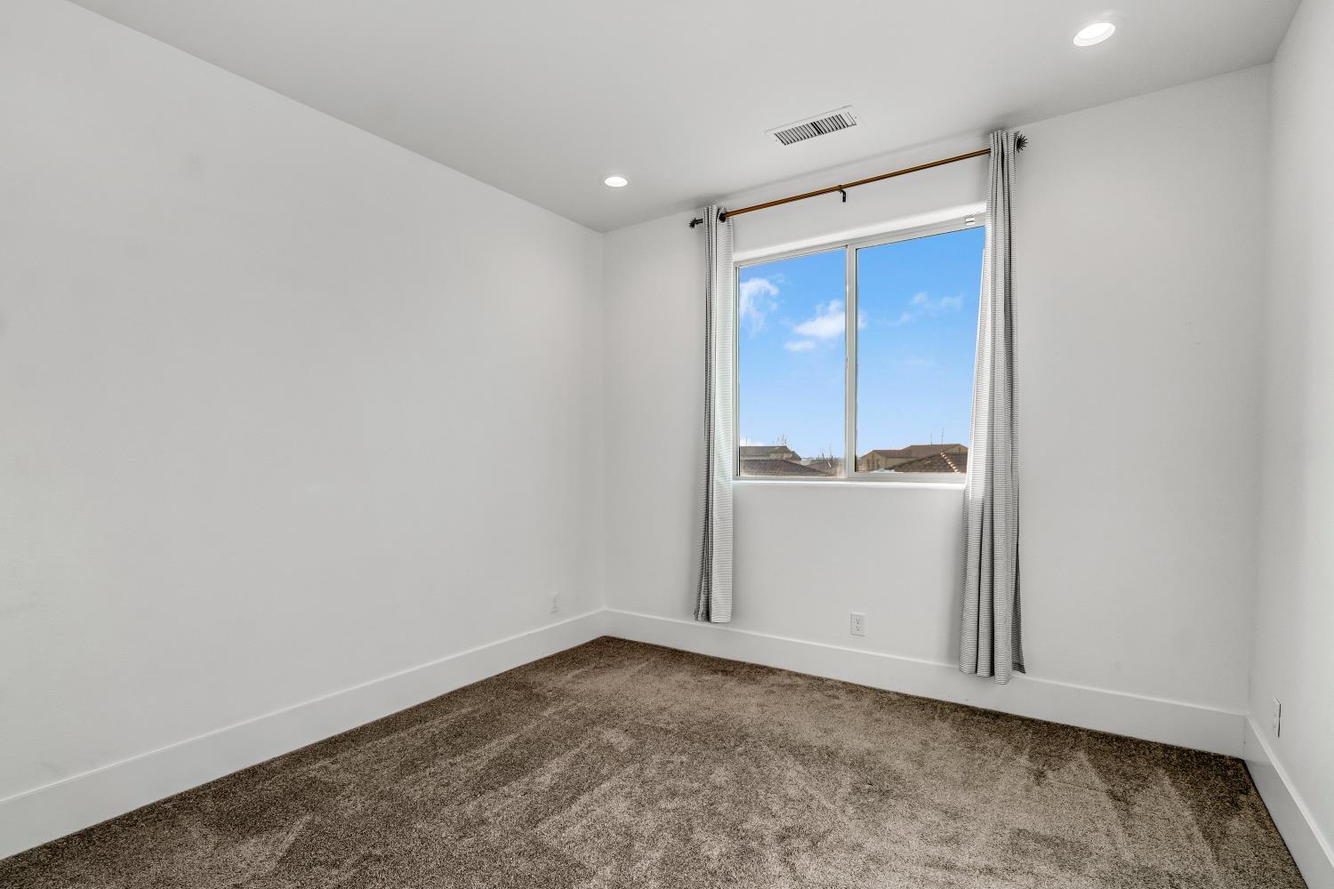 1048 Treasure Hills Dr, Madera, CA 93636