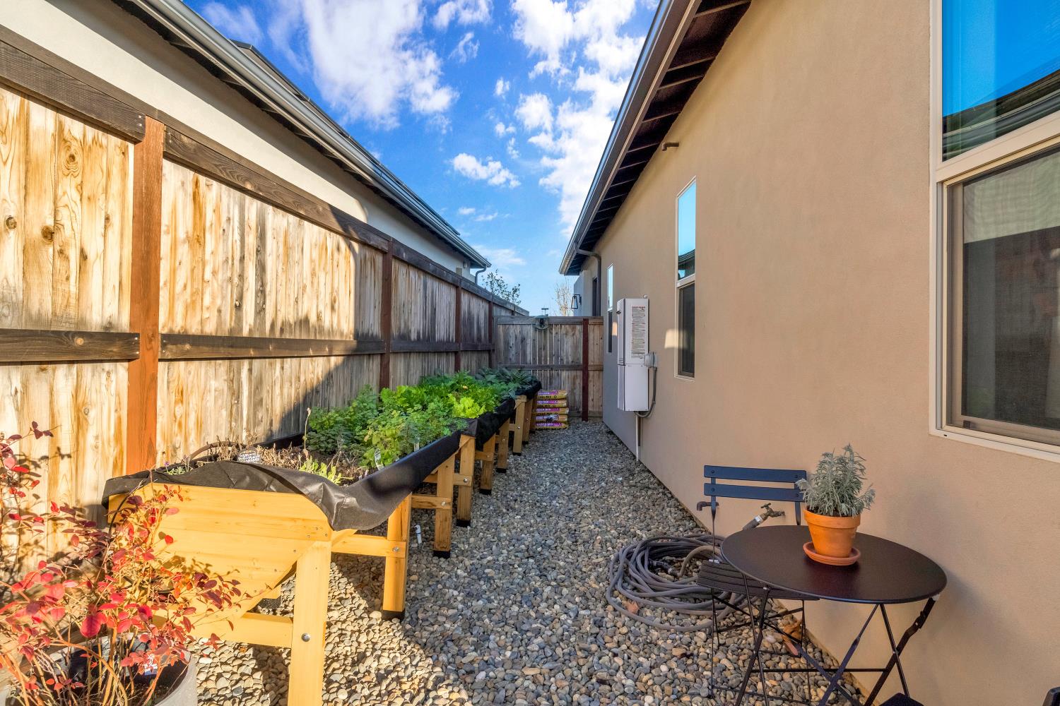 1048 Treasure Hills Dr, Madera, CA 93636