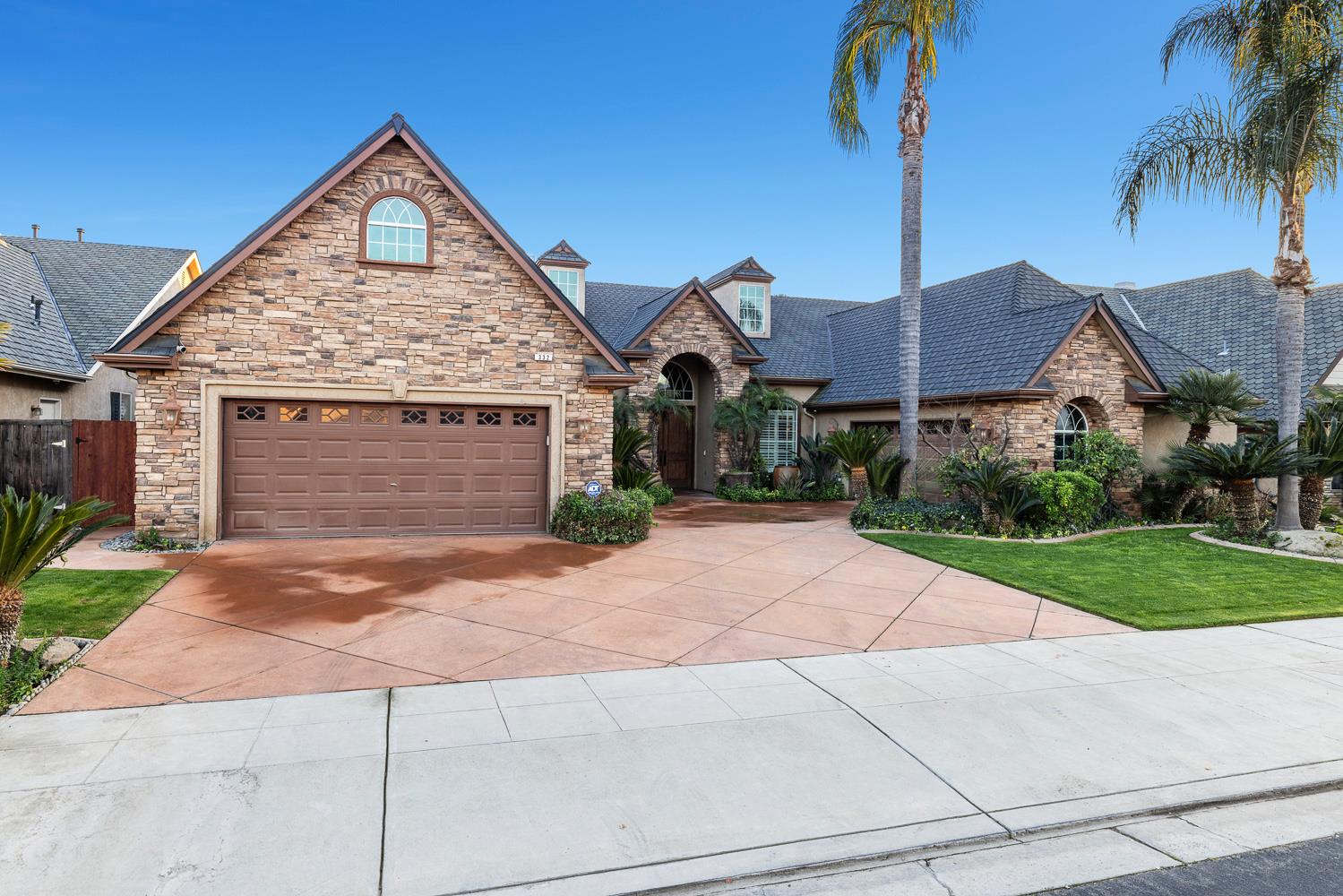 332 W Everglade Ave, Clovis, CA 93619