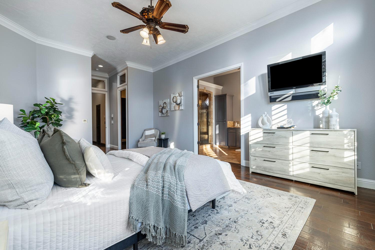 332 W Everglade Ave, Clovis, CA 93619