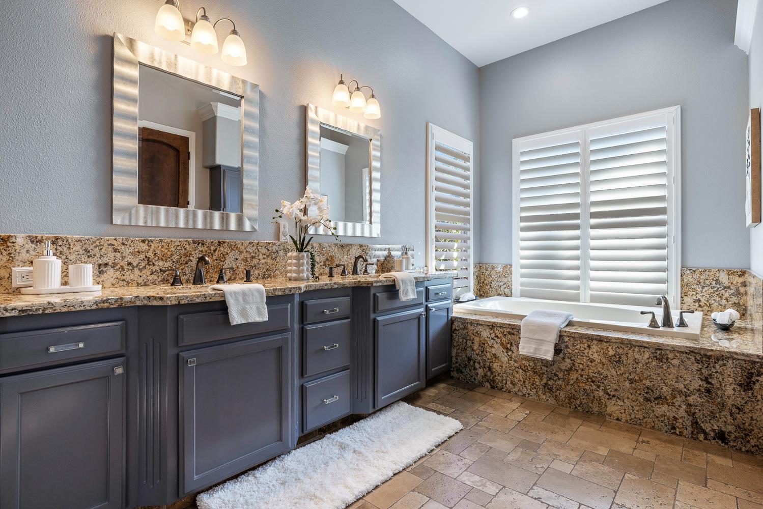 332 W Everglade Ave, Clovis, CA 93619