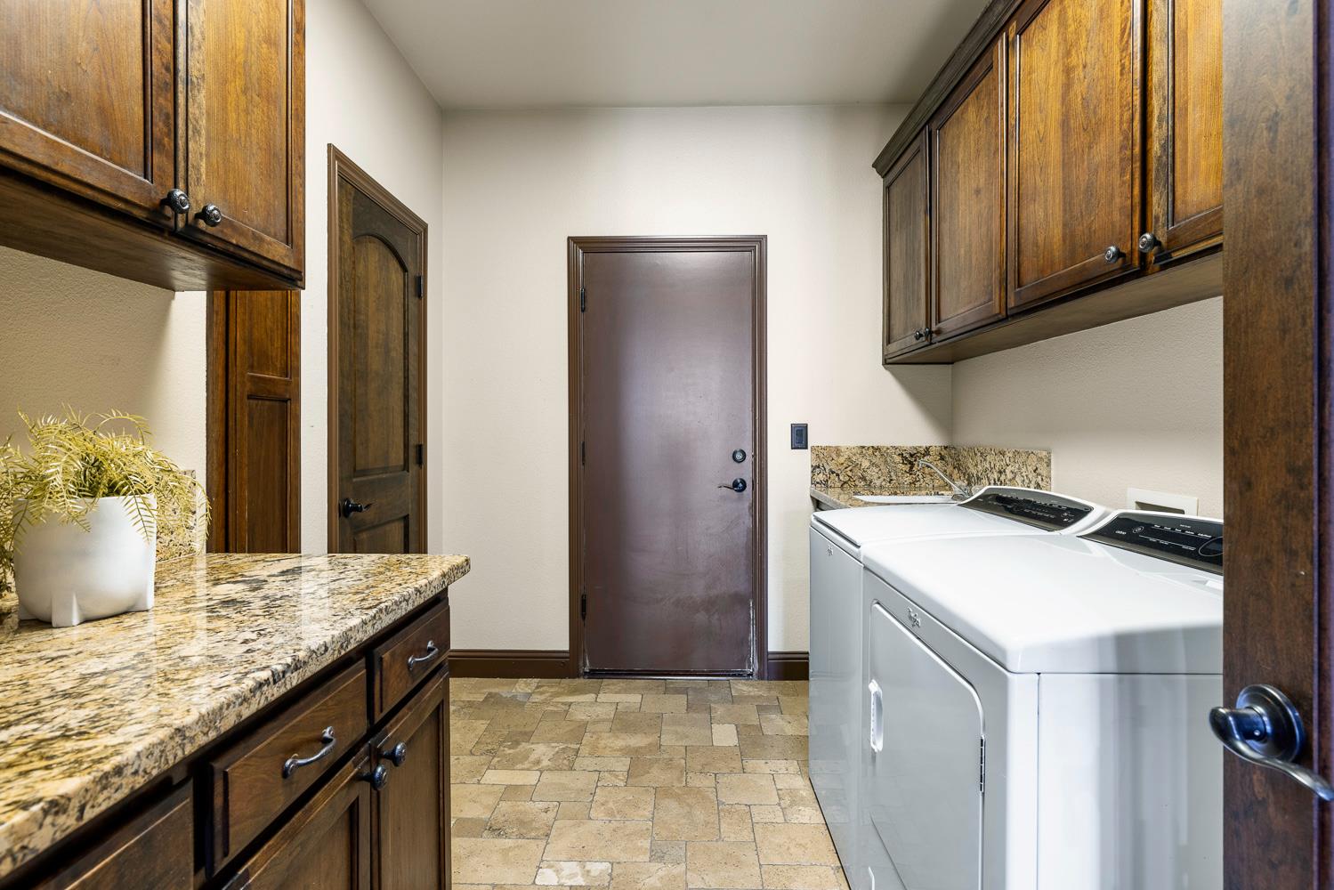 332 W Everglade Ave, Clovis, CA 93619