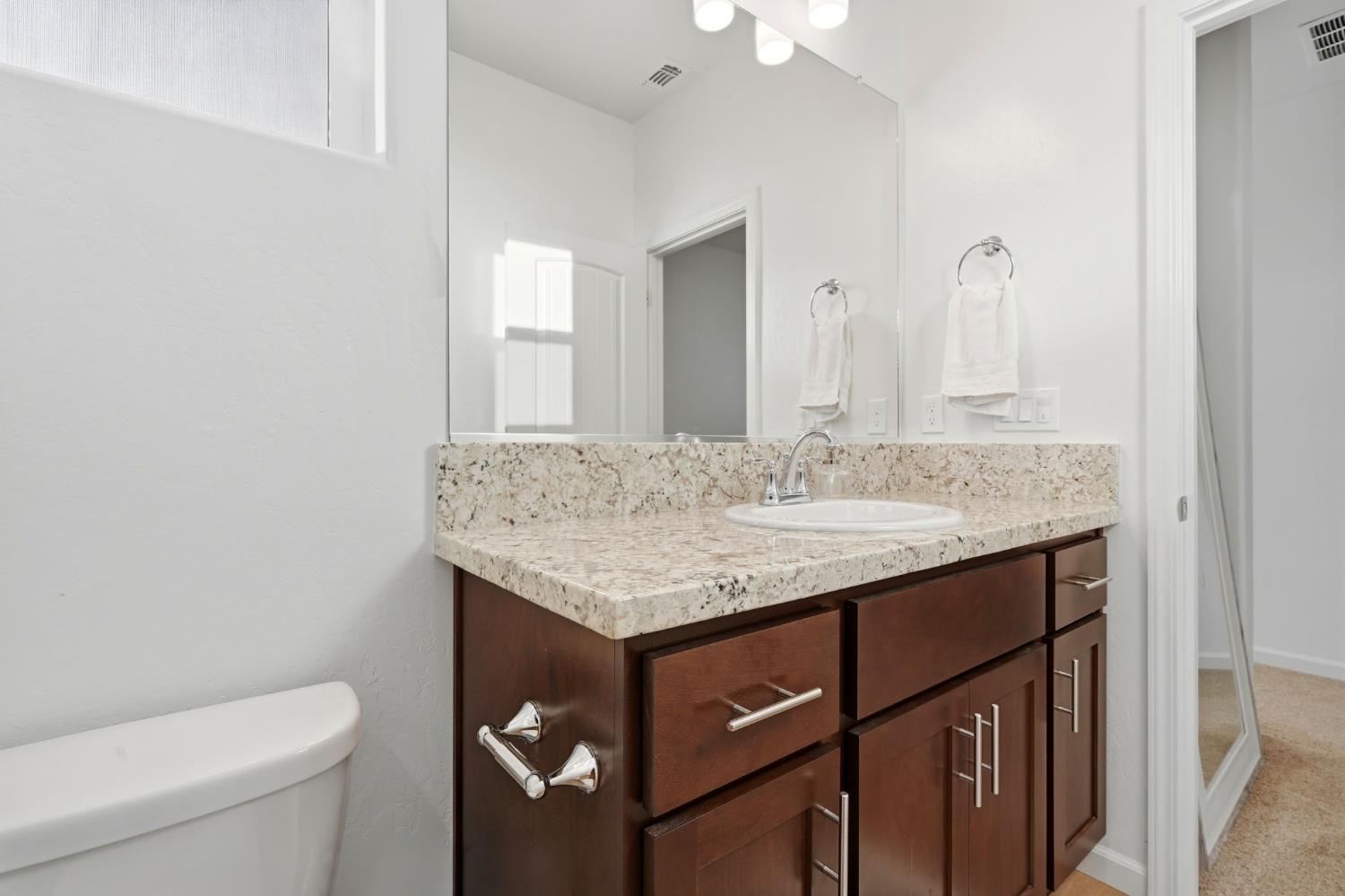 2566 Muscat Ct, Hanford, CA 93230