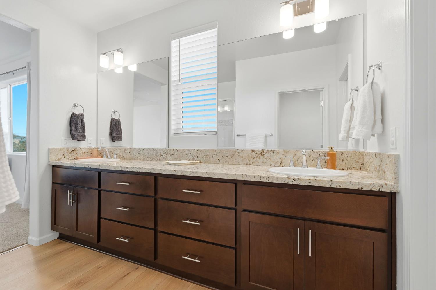 2566 Muscat Ct, Hanford, CA 93230