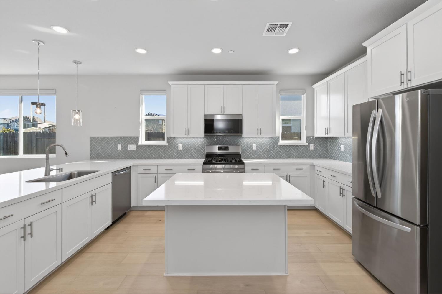 2431 Creekview Dr, Merced, CA 95340