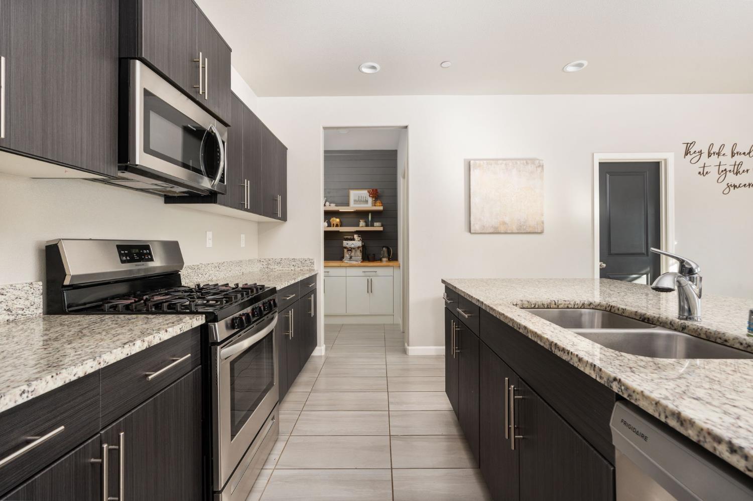 646 Wood Crest Ave, Madera, CA 93636