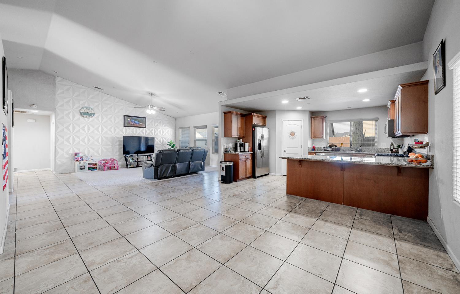 6676 E Dayton Ave, Fresno, CA 93727