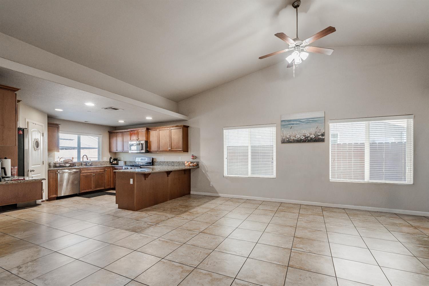 6676 E Dayton Ave, Fresno, CA 93727