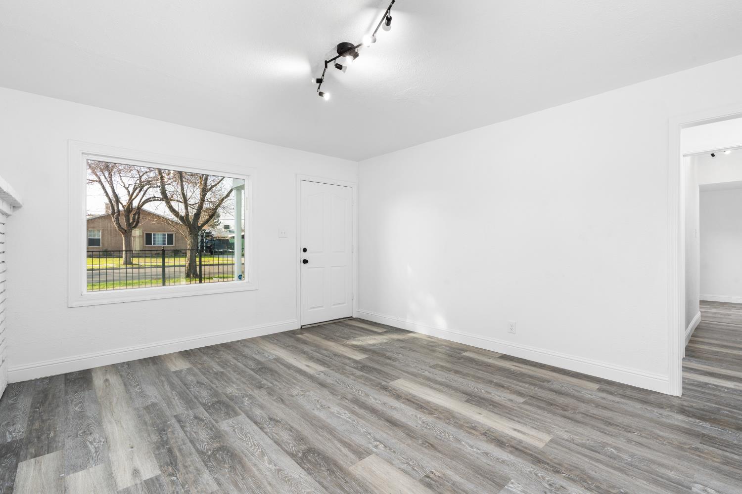 1570 N Teilman Ave, Fresno, CA 93728