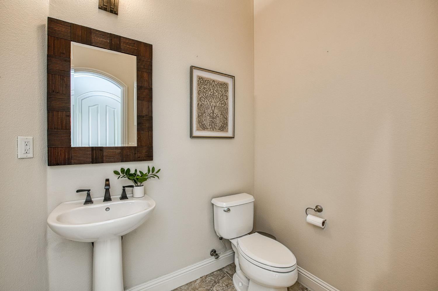 2824 E Omaha Ave, Fresno, CA 93720