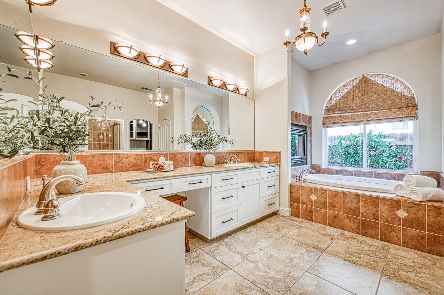 2824 E Omaha Ave, Fresno, CA 93720