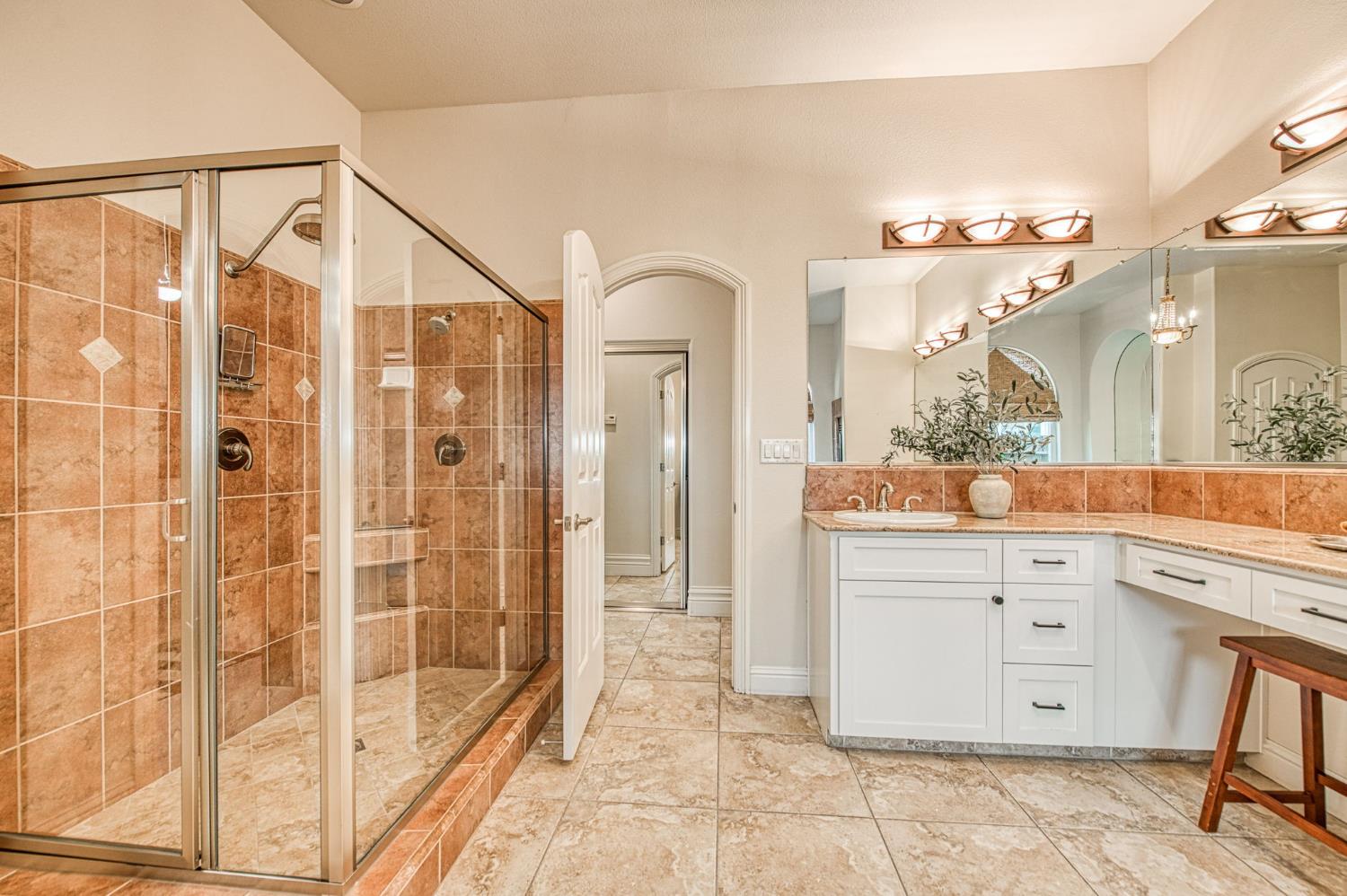 2824 E Omaha Ave, Fresno, CA 93720