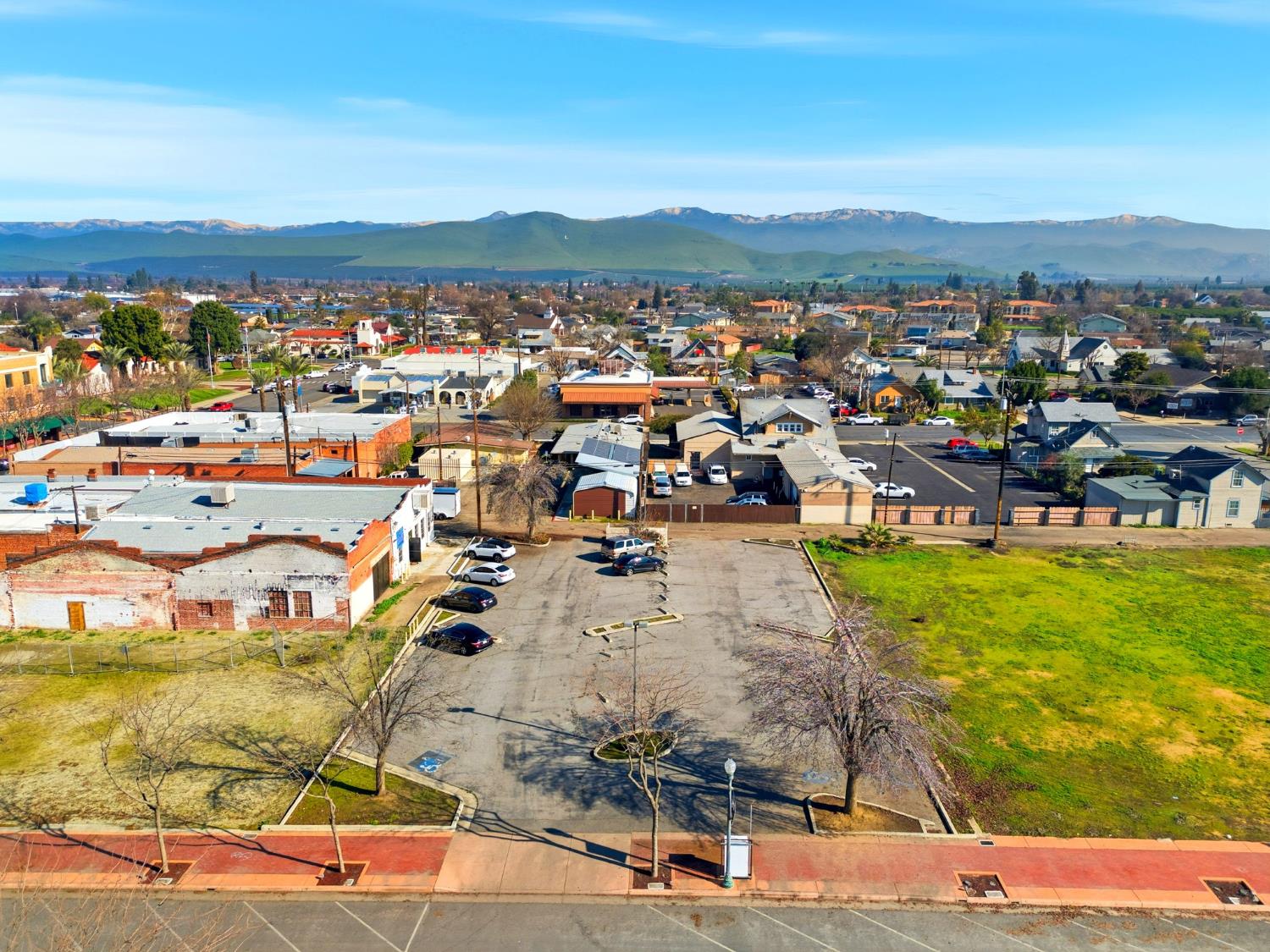 116 S Elmwood Ave, Lindsay, CA 93247