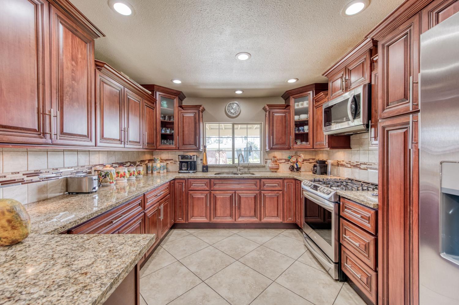 25540 Lynn Pl #B, Madera, CA 93638