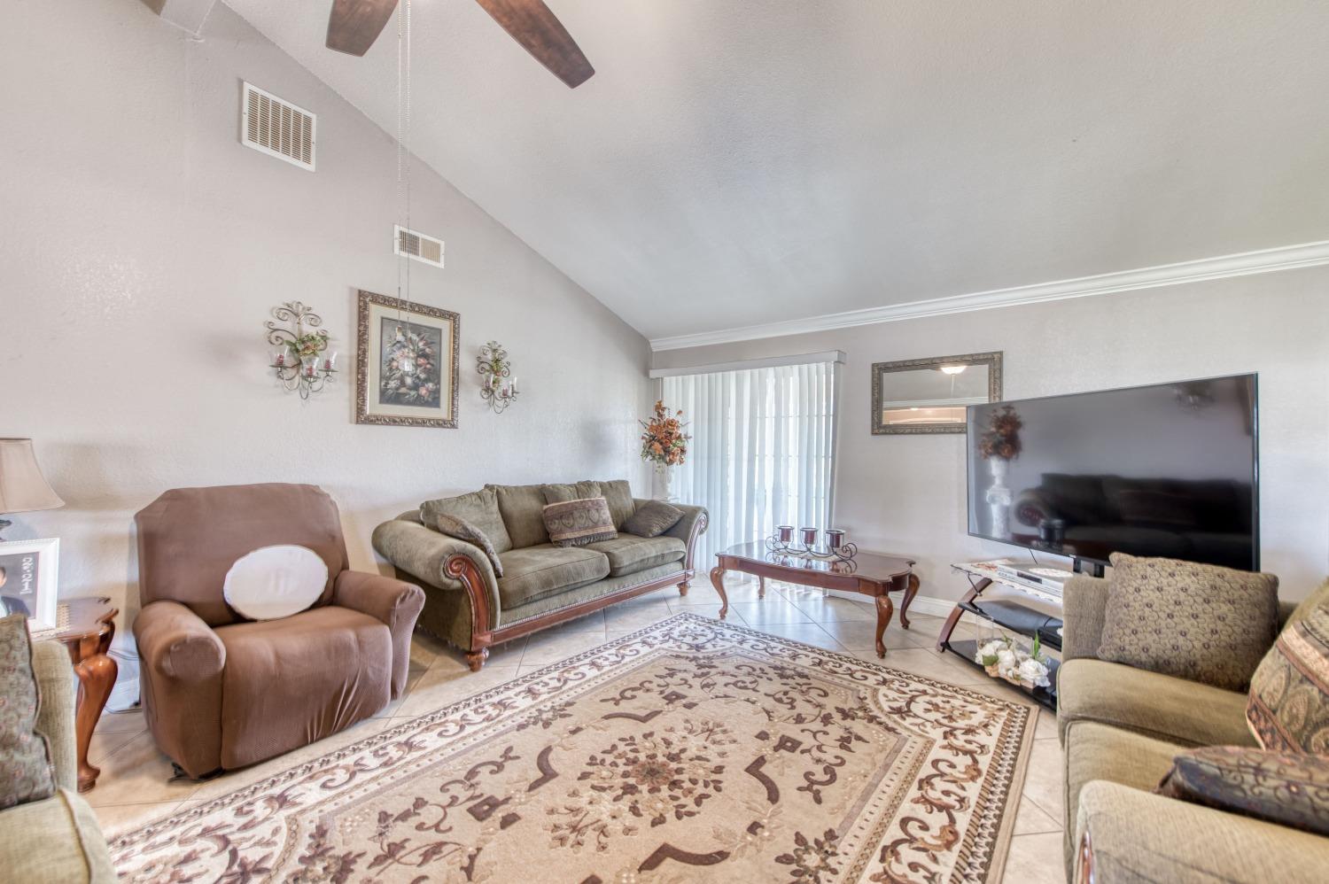 25540 Lynn Pl #B, Madera, CA 93638