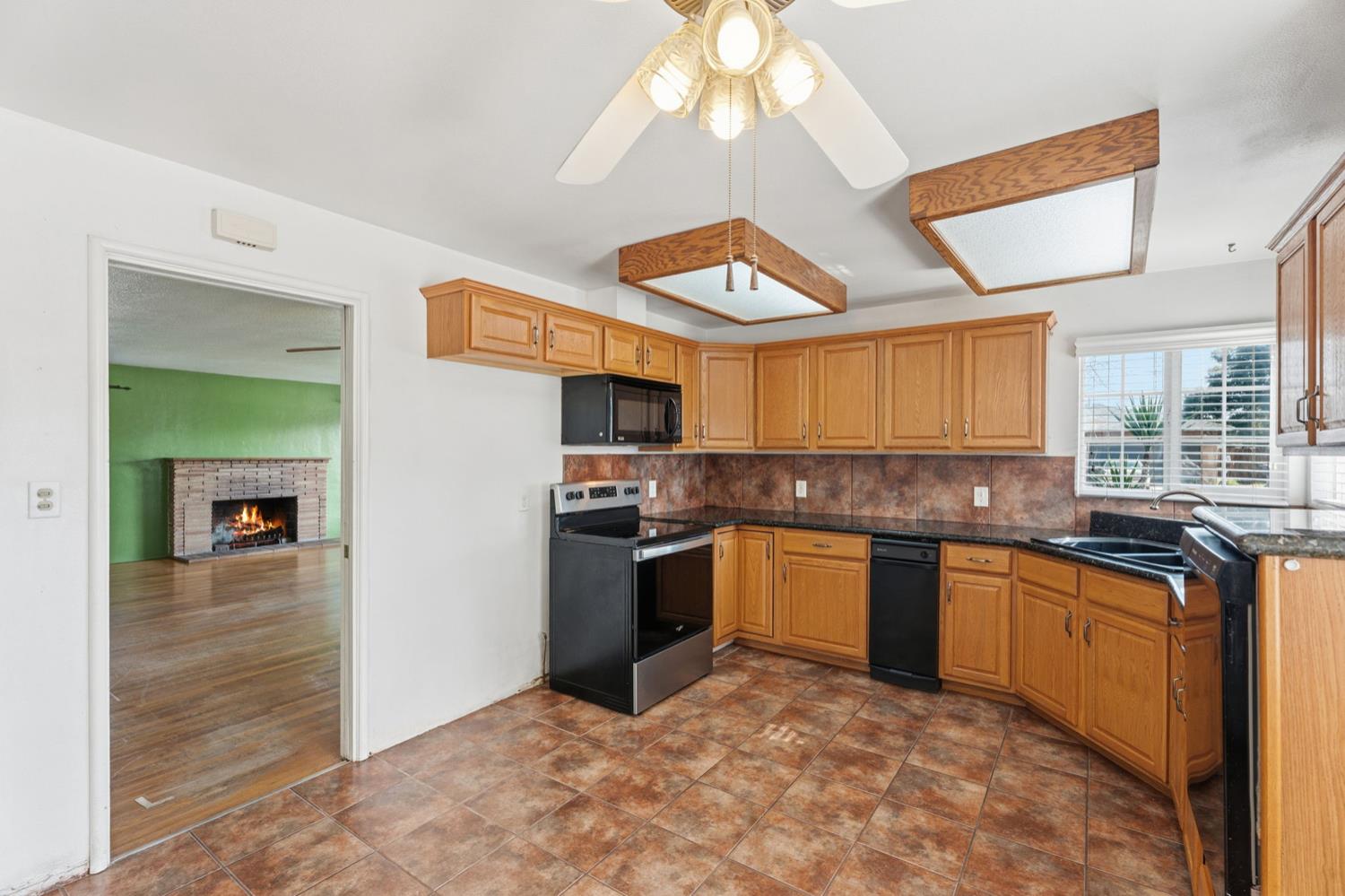 3117 N 8Th St, Fresno, CA 93703