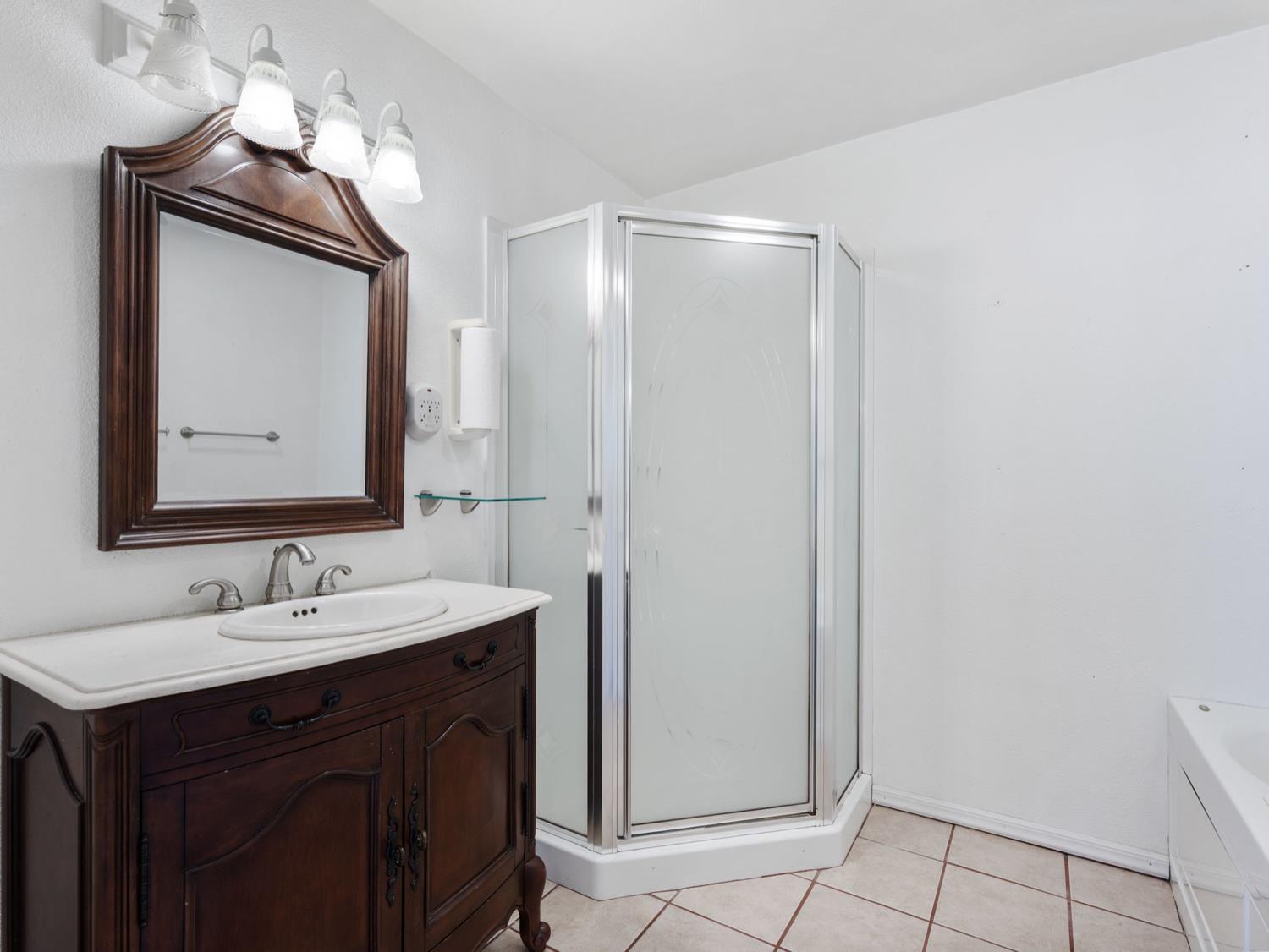 3117 N 8Th St, Fresno, CA 93703